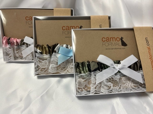 Camo Garter Pearl/Blue Ribbon Boxed