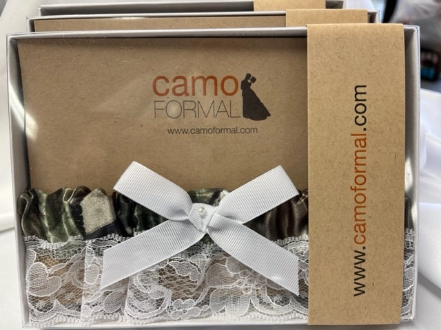 Camo Garter APG Pearl/White Ribbon Boxed